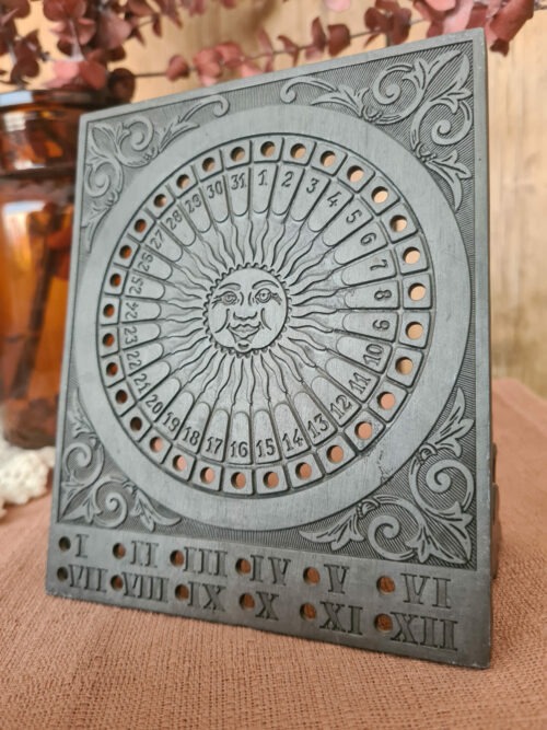 Calendrier solaire perpétuel en étain – Image 2