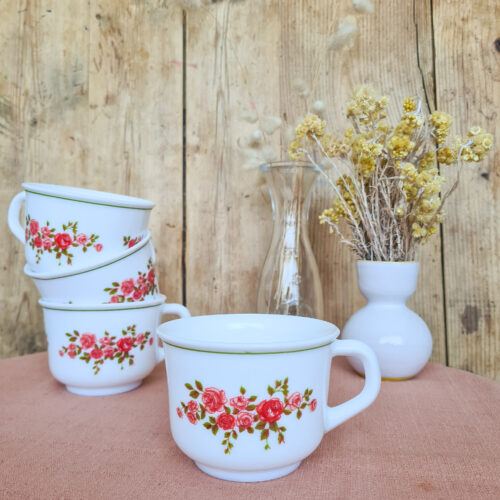 Tasses Arcopal Fleur Rouge - Élégance Florale Vibrante pour Vos Instants Café