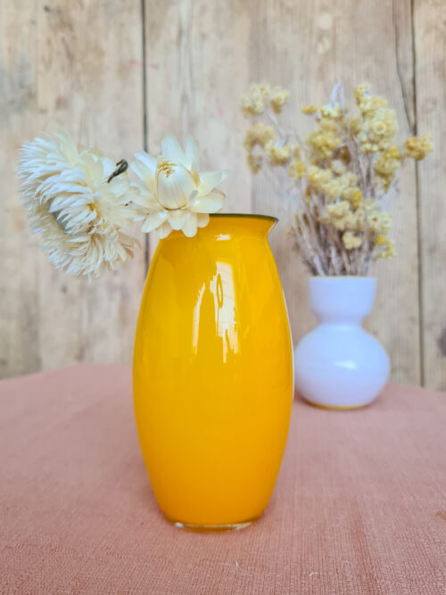 Vase Jaune Rétro - Éclat Vintage pour Votre Décoration – Image 3
