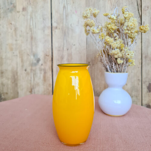 Vase Jaune Rétro - Éclat Vintage pour Votre Décoration – Image 2